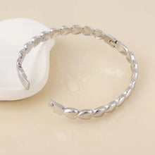 Load image into Gallery viewer, POM Platinum Plated Heart Bangle